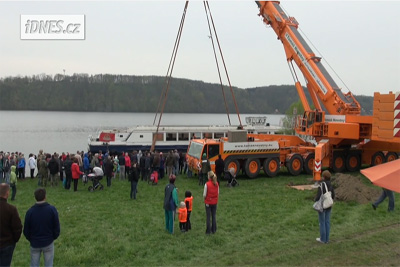 Spouštění Poseidonu na vodu - reportáž IDNES.cz